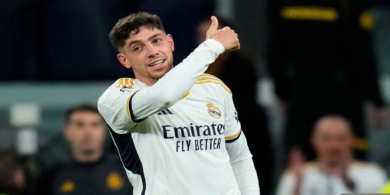 Federico Valverde là người kế thừa chiếc áo của huyền thoại Toni Kroos